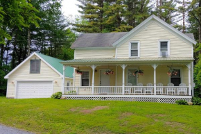 Beautiful Home with Deck, 10 Min to Lake George!
